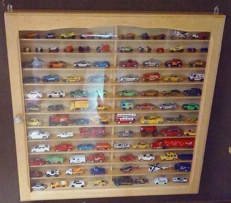 gablota-z-prawdziwego-drewna-na-modele-samochodow-do-kolekcji