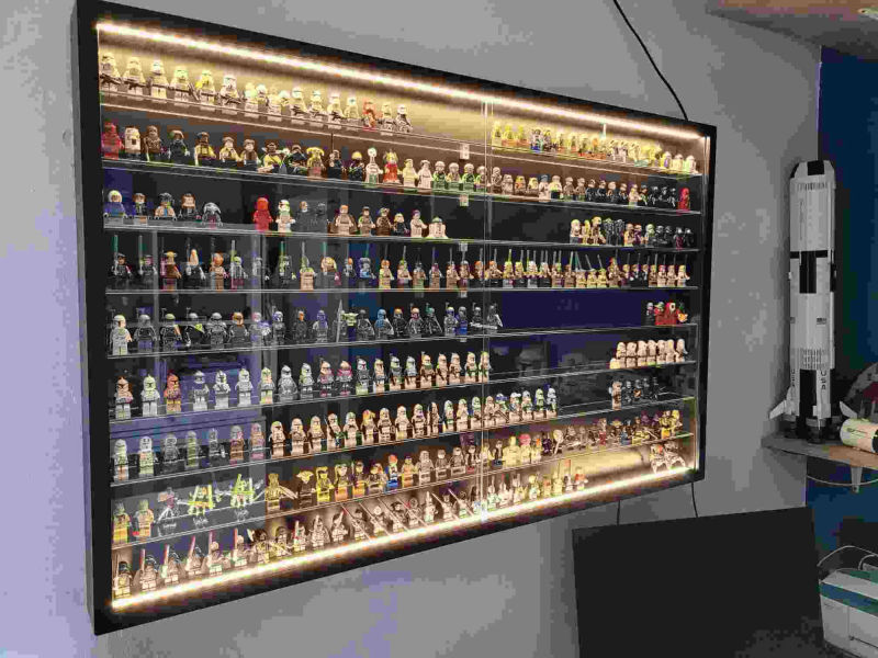 gablota-drewniana-na-lego-figurki-star-wars-fani-witryna-na-wymiar-na-zamowienie-witrynka-dla-kolekcjonerow-pomysl-na-prezent-dla-fana-lego-stolarz