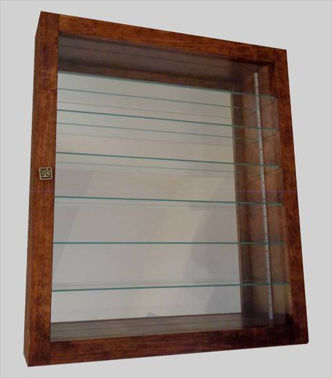 gablota-drewniana-ciemnobrazowa-ze-szklanymi-polkami-malowana