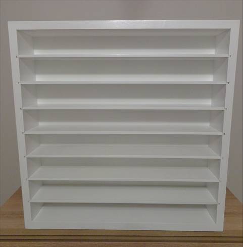 gablota-drewniana-na-zamowienie-biala-z-wysuwanymi-polkami-malowana-z drewna