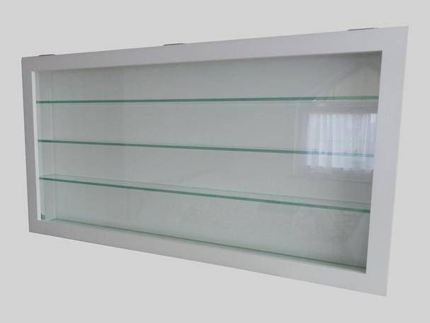 gablota-drewniana-otwierana-do-gory-na zamowienie-ze-szklanymi-polkami