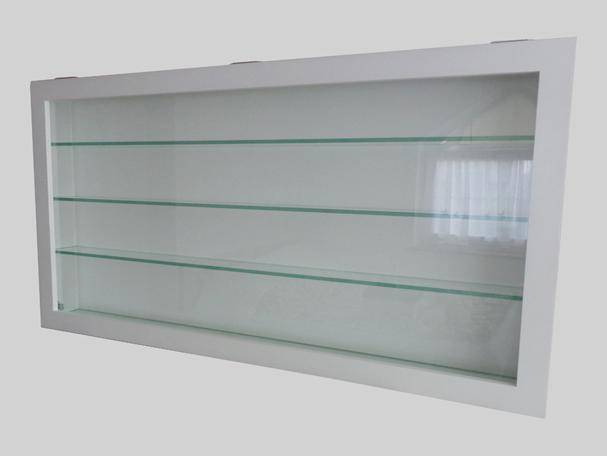 gablota-drewniana-otwierana-do-gory-na zamowienie-ze-szklanymi-polkami