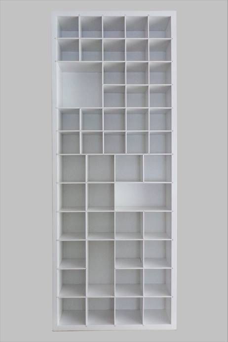 gablota-drewniana-wysoka-z-polkami-roznej-wielkosci