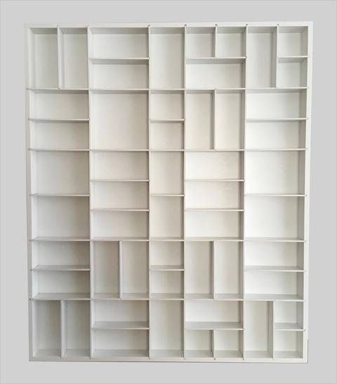 gablota-drewniana-z-nie-symetrycznymi-polkami-na-specjalne-zamowienie